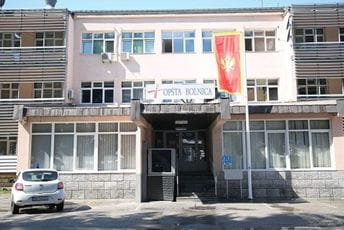 Berane: Na liječenju 29 pacijenata, tri vitalno ugrožena Berane: Na liječenju 29 pacijenata, tri vitalno ugrožena