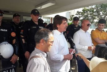 Bivšim funkcionerima SO Budva zabranjen ulaz u zgradu Opštine Bivšim funkcionerima SO Budva zabranjen ulaz u zgradu Opštine