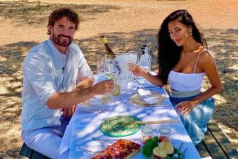 Uživaju na plaži, pjevačica ludo zaljubljena Uživaju na plaži, pjevačica ludo zaljubljena