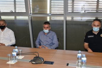 Šest crnogorskih policajaca će biti radno angažovano na hrvatskom primorju Šest crnogorskih policajaca će biti radno angažovano na hrvatskom primorju