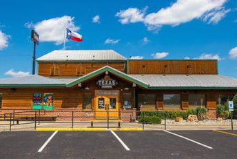 Vlasnik lanca restorana odrekao se plate i donirao milione svojim zaposlenima Vlasnik lanca restorana odrekao se plate i donirao milione svojim zaposlenima