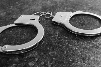 Osumnjičena da je uz prijetnju nožem i špricem ukrala novac i garderobu Osumnjičena da je uz prijetnju nožem i špricem ukrala novac i garderobu