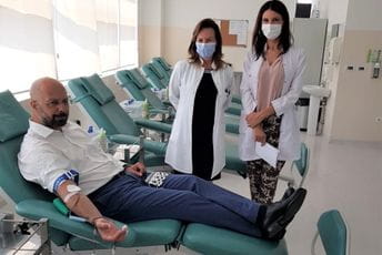 Ambasador Palestine sa saradnicima donirao krv Rabii Alhantouli donira krv