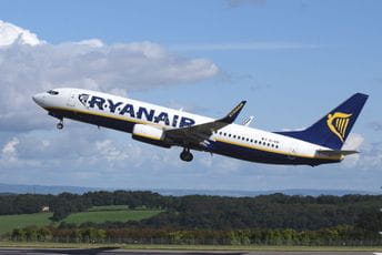 Ryanair pod istragom zbog naknada koje roditelji moraju da plate kako bi sjedjeli sa djecom Ryanair pod istragom zbog naknada koje roditelji moraju da plate kako bi sjedjeli sa djecom