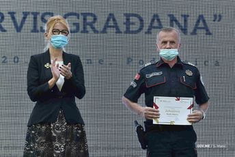 Nagrađeni najbolji službenici u ministarstvima, među njima i policajac Minić Nagrađeni najbolji službenici u ministarstvima, među njima i policajac Minić