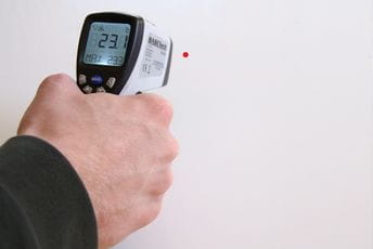 Cetinje: Mjerenje temperature na ulazu u zgradu opštine Ilustracija - beskontaktni toplomjer