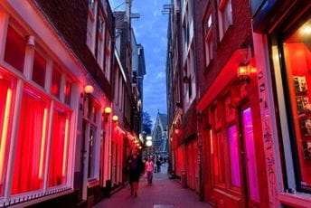 Amsterdamske „prijateljice noći“ počinju sa radom, ali bez ljubljenja i uzdisanja Amsterdamske „prijateljice noći“ počinju sa radom, ali bez ljubljenja i uzdisanja