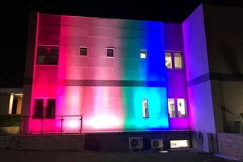 Američka ambasada večeras u duginim bojama Američka ambasada večeras u duginim bojama