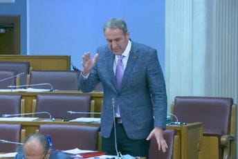 Oglas za posao: Tražimo domara koji se ne bavi politikom, konobare koji vole ljude... Oglas za posao: Tražimo domara koji se ne bavi politikom, konobare koji vole ljude...