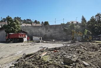 Počelo uređenje saobraćajnice sa parkinzima u krugu bolnice Danilo I Počelo uređenje saobraćajnice sa parkinzima u krugu bolnice Danilo I