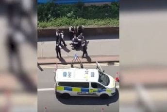 Novi video brutalnog hapšenja: Policajci u Londonu zgrabili crnca, šutirali ga i bacili na zemlju Novi video brutalnog hapšenja: Policajci u Londonu zgrabili crnca, šutirali ga i bacili na zemlju