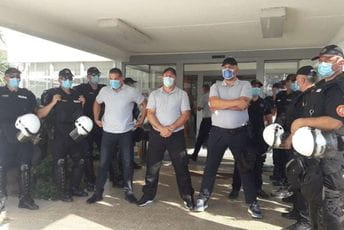 Carević i Radović ponovo zaustavljeni na ulazu u zgradu Opštine Budva Carević i Radović ponovo zaustavljeni na ulazu u zgradu Opštine Budva