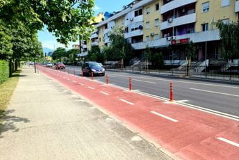 Zabjelo: Biciklistička staza stubićima odvojena od kolovoza Zabjelo: Biciklistička staza stubićima odvojena od kolovoza