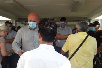 Carević ušao u zgradu Opštine, novinare nijesu pustili Carević ušao u zgradu Opštine, novinare nijesu pustili