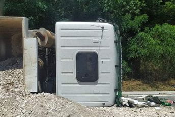 Budva: Prevrnuo se kamion, vozač transportovan u cetinjsku bolnicu Budva: Prevrnuo se kamion, vozač transportovan u cetinjsku bolnicu