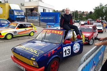 Žena za volanom: Crvene štikle, brza vožnja i adrenalin Žena za volanom: Crvene štikle, brza vožnja i adrenalin