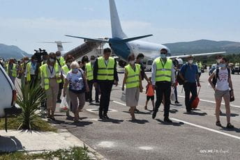 Prvi čarter iz Ukrajine sletio na tivatski aerodrom Prvi čarter iz Ukrajine sletio na tivatski aerodrom