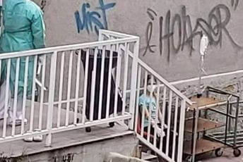 Potresna slika iz Novog Pazara: Dijete prima infuziju iza bolnice Potresna slika iz Novog Pazara: Dijete prima infuziju iza bolnice