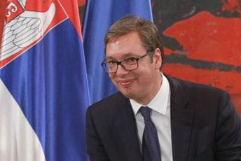 VIDEO: Vučić iz aviona: Letim za Pariz da se borim za Srbiju