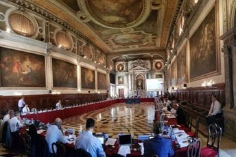 EU predlaže da Venecijanska komisija riješi ustavnu krizu, opozicija vaga