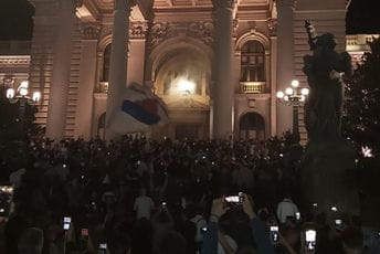 Beograd: Policija bacila suzavac na demonstrante, zapaljena vozila na ulici Beograd: Policija bacila suzavac na demonstrante, zapaljena vozila na ulici