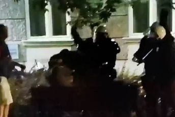 Policija u Pionirskom parku u Beogradu tukla muškarce koji su sjedjeli na klupi (VIDEO) Policija u Pionirskom parku u Beogradu tukla muškarce koji su sjedjeli na klupi (VIDEO)