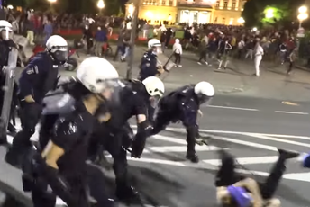 Šta su sve zabilježile kamere: Brutalni sukobi demonstranata i policije, zapaljena vozila, prekomjerna upotreba sile Šta su sve zabilježile kamere: Brutalni sukobi demonstranata i policije, zapaljena vozila, prekomjerna upotreba sile