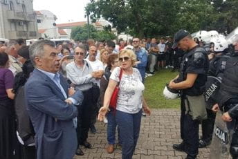 Jočić: U Srbiji policija trpjela iživljavanje, suzavac im je pravi, a ne kao u Budvi Jočić: U Srbiji policija trpjela iživljavanje, suzavac im je pravi, a ne kao u Budvi