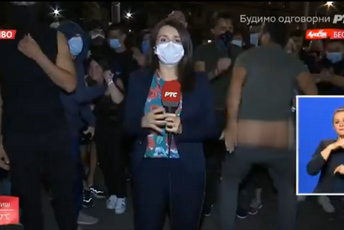 Demonstrant golom zadnjicom na RTS Demonstrant golom zadnjicom na RTS