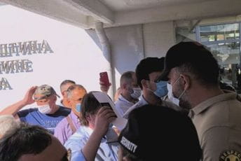 Ponovo tenzije u Budvi: Spriječen ulazak odbornika, zamalo fizički obračun (VIDEO) Ponovo tenzije u Budvi: Spriječen ulazak odbornika, zamalo fizički obračun (VIDEO)