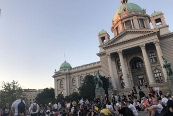 Građani sjede na ulicama Građani sjede na ulicama