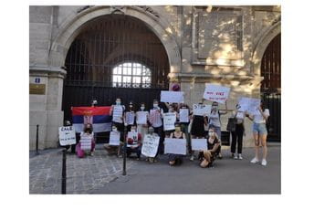 Protest ispred Ambasade Srbije u Parizu Studenti i doktorandi ispred Ambasade Srbije u Parizu