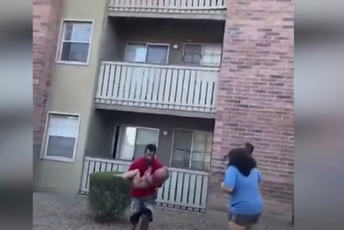 (VIDEO) Uhvatio dijete kad ga je majka bacila da ga spase iz požara (VIDEO) Uhvatio dijete kad ga je majka bacila da ga spase iz požara