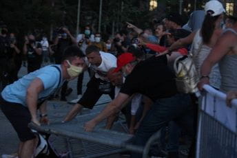 (VIDEO) Demonstrant uboden nožem, probijena ograda ispred Skupštine Srbije (VIDEO) Demonstrant uboden nožem, probijena ograda ispred Skupštine Srbije
