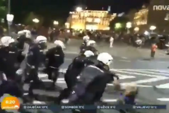 (VIDEO) Demonstrant „objasnio“ kako izbjeći napad policije (VIDEO) Demonstrant „objasnio“ kako izbjeći napad policije