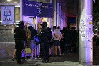 Protesti u Srbiji: Uhapšeno 19 demonstranata, povrijeđeno više novinara Protesti u Srbiji: Uhapšeno 19 demonstranata, povrijeđeno više novinara