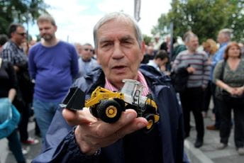 Preminuo Džo bagerista, jedan od simbola petooktobarskih demonstracija Preminuo Džo bagerista, jedan od simbola petooktobarskih demonstracija