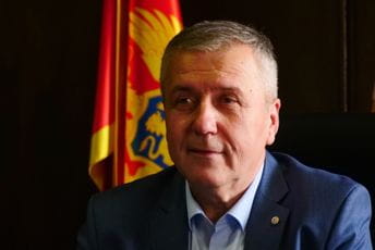 Aprcović: Ništa nas vjerodostojnije ne podsjeća na herojsku istoriju Crne Gore kao 13. jul Aprcović: Ništa nas vjerodostojnije ne podsjeća na herojsku istoriju Crne Gore kao 13. jul