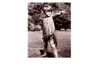 Petar Pan je htio da bude “vječiti dječak” Majkl Levelin Dejvis kao Petar Pan u dvorištu kuće Levelin Dejvis