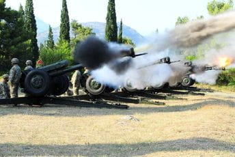 Počasna paljba povodom 13. jula: Artiljerci ispalili 10 plotuna Počasna paljba povodom 13. jula: Artiljerci ispalili 10 plotuna