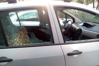 Pijani muškarac u Sarajevu razbio stakla na 11 auta Pijani muškarac u Sarajevu razbio stakla na 11 auta