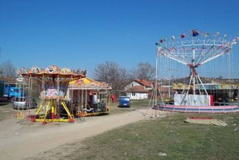 Pukao stub ringišpila, povrijeđeno osmoro djece Pukao stub ringišpila, povrijeđeno osmoro djece