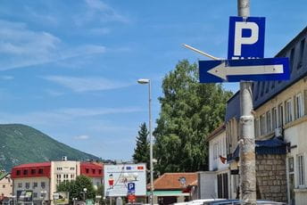 Vandali polomili jarbole i otuđili zastave Crne Gore u Beranama Vandali polomili jarbole i otuđili zastave Crne Gore u Beranama