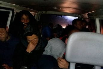 U minibusu našli mrtve migrante, vozač pobjegao U minibusu našli mrtve migrante, vozač pobjegao