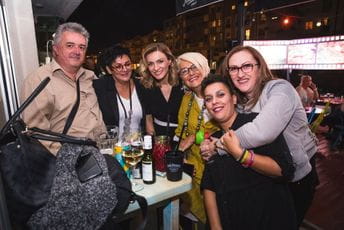 "Zdravo ljudi, mi smo oni koji vam uljepšaju noć" Crnogorski muzičari - Renata Perazić skroz desno