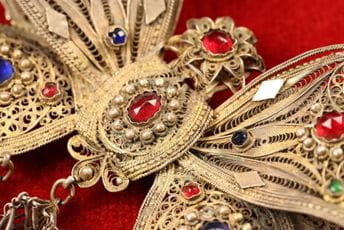 Peraštanke: Bogatstvo doma i grada Ogrlica