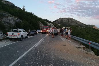 Četiri osobe povrijeđene, automobil sletio sa puta kod Brajića Četiri osobe povrijeđene, automobil sletio sa puta kod Brajića