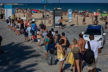 Španci se brčkaju uprkos apelu vlasti: Ignorišu molbu države, policija okupirala gradske plaže Španci se brčkaju uprkos apelu vlasti: Ignorišu molbu države, policija okupirala gradske plaže