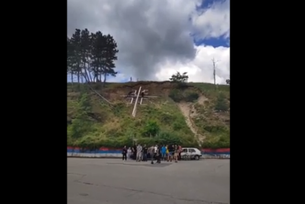 Sveštenici i građani obnovili krst kod semafora u Beranama (Video) Sveštenici i građani obnovili krst kod semafora u Beranama (Video)