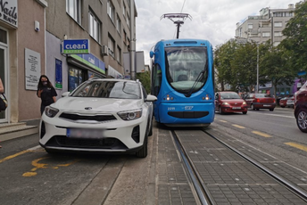 (FOTO) Parkirala auto uz tramvajsku prugu u Zagrebu: Nastala kolona tramvaja (FOTO) Parkirala auto uz tramvajsku prugu u Zagrebu: Nastala kolona tramvaja
